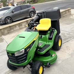 John Deere Gas Mower 42in S100 W Bagger NEW 