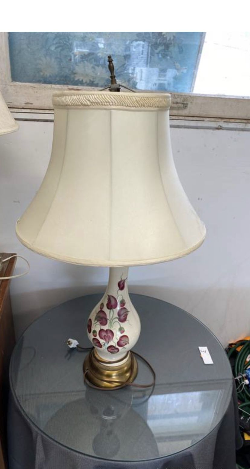 Painted flower glass lamp. 28x15