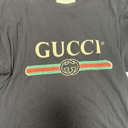 Like new Gucci Distressed neck tshirt 