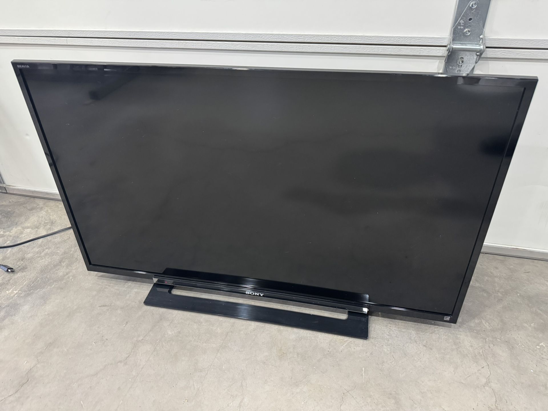 Sony Bravia 40” Tv. NOT SMART TV. -35ave & Glendale