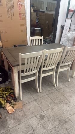 Good Condition Dining Table With 4 Chairs And Drawers 
