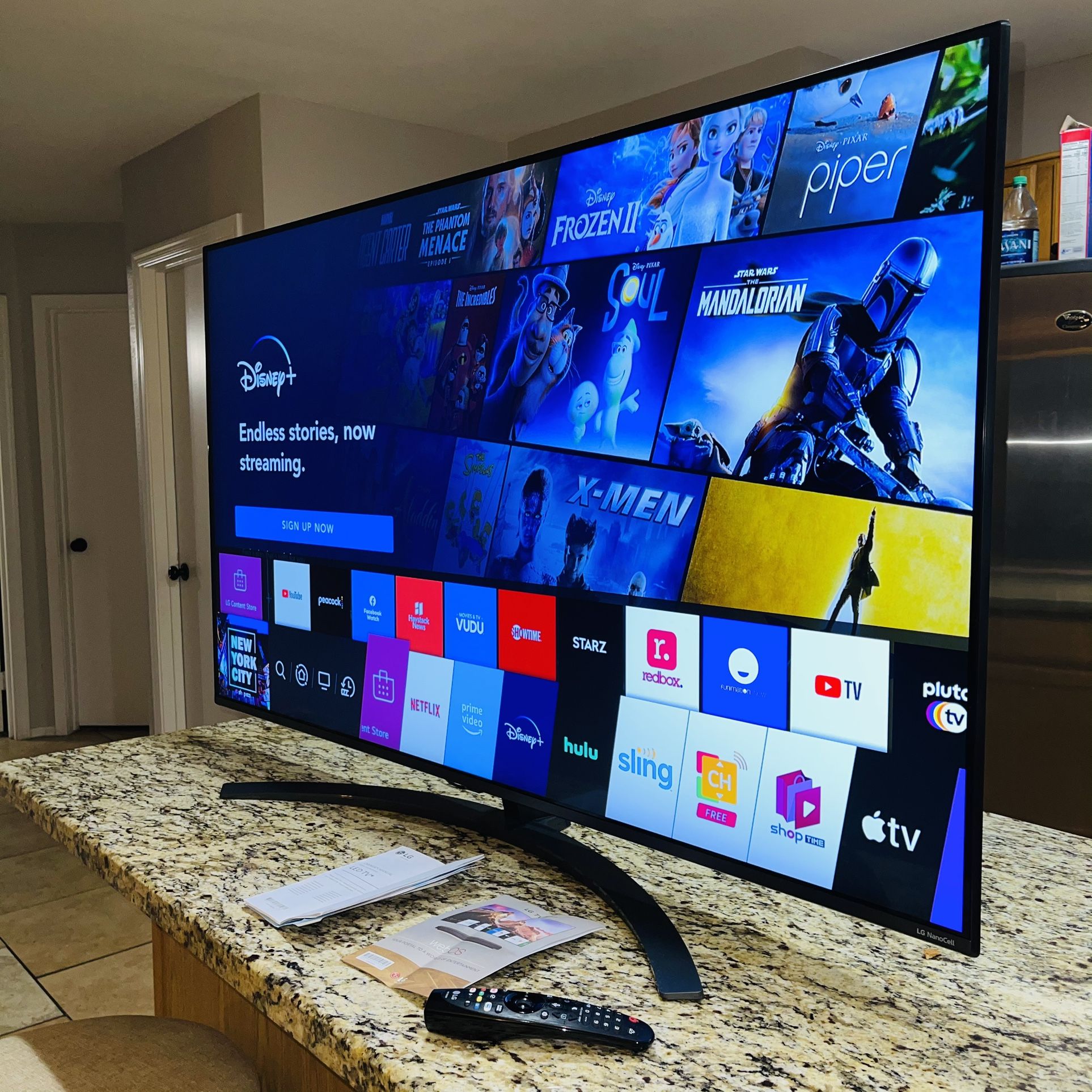 70” L/G Smart TV UHD HDR 4k! Excellent Picture!!