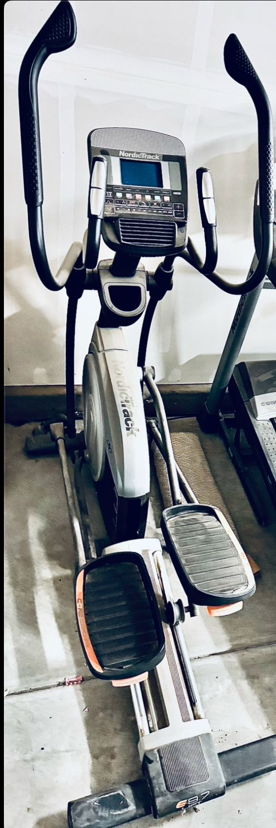 NordicTrack Elite 8.7 Power Incline Elliptical - Black Workout