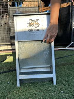 Chow Hound Pet Feeder 25lb