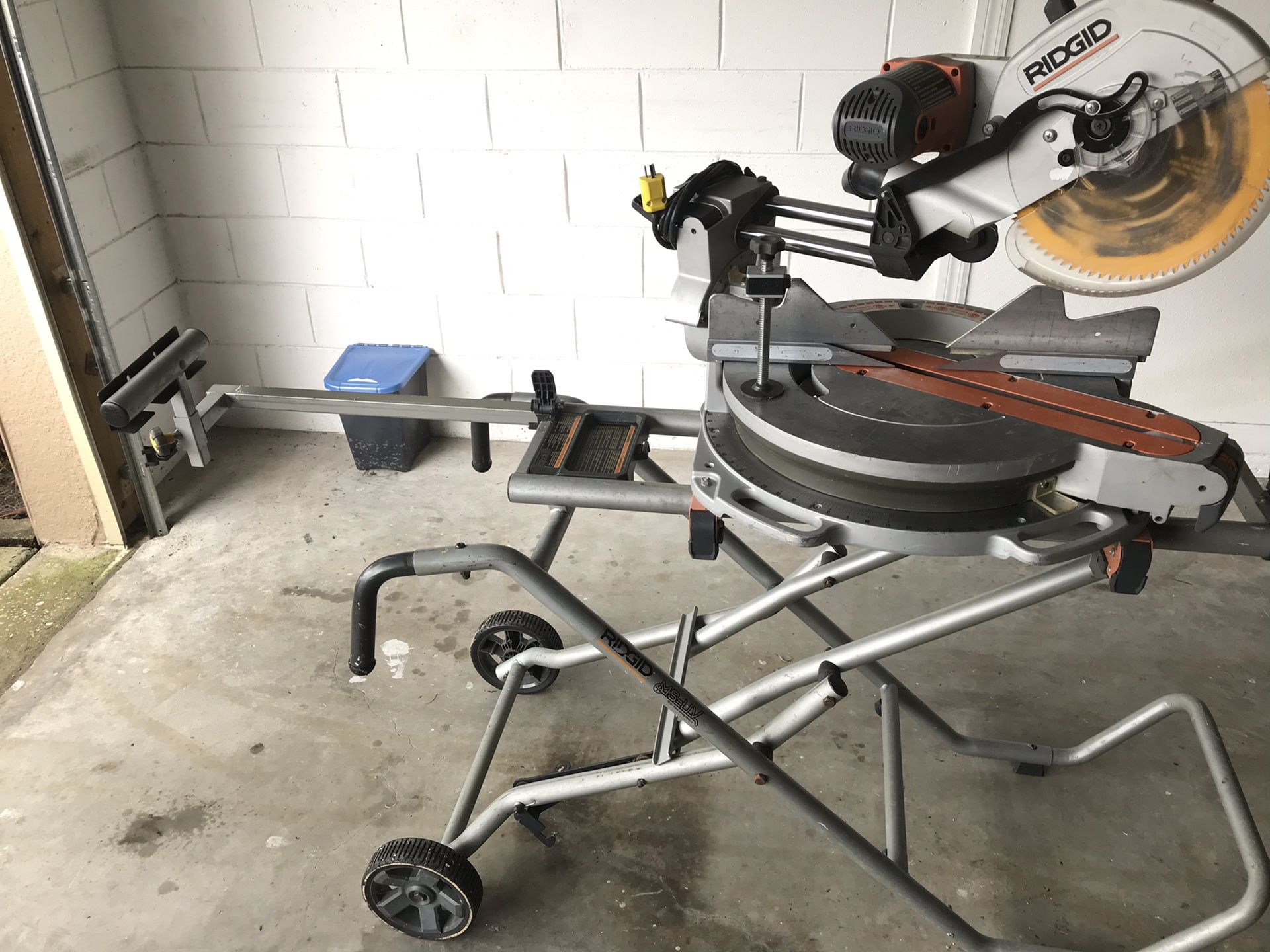 Ridged 12” compound mitre saw w/ stand.