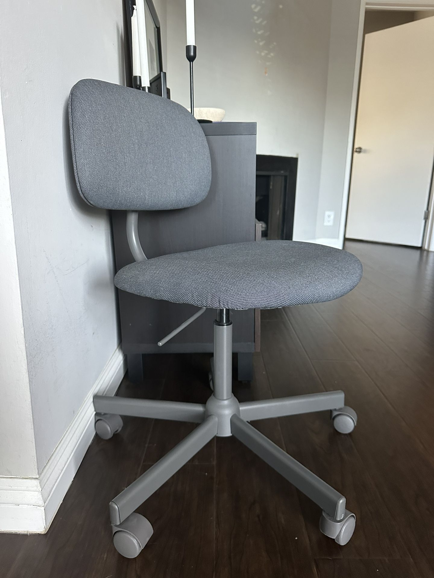 Gray Adjustable Office Chair with Wheels – Good Condition