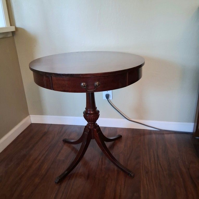 English traditional federal style drum round table