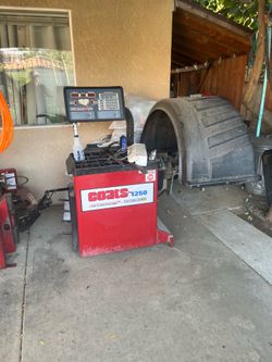 Tire changer machine and wheel balancer