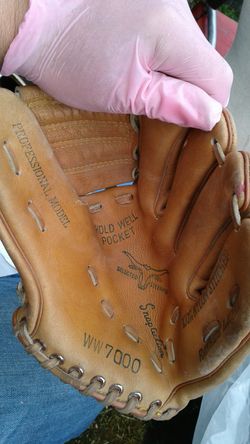 Used to put in Great condition child's baseball glove