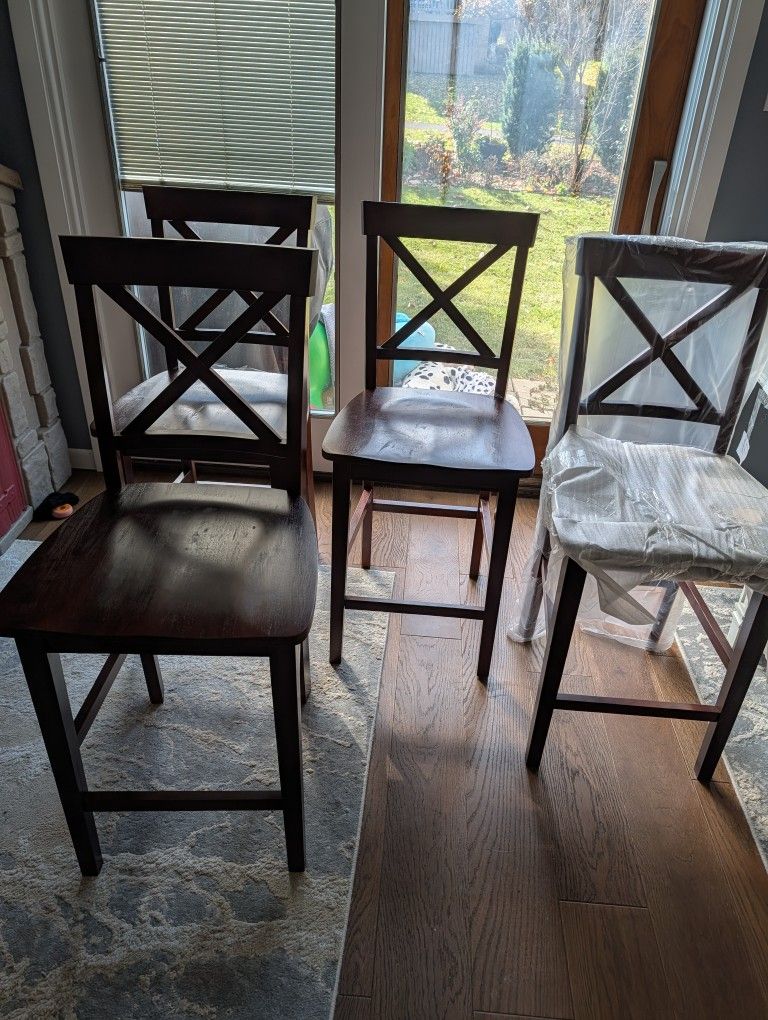 Dining Set. Table and 4 chairs