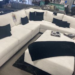 $3899 White Sectional 4pcs 🐑