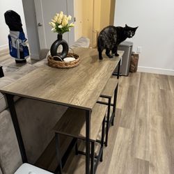 Table + Barstools 