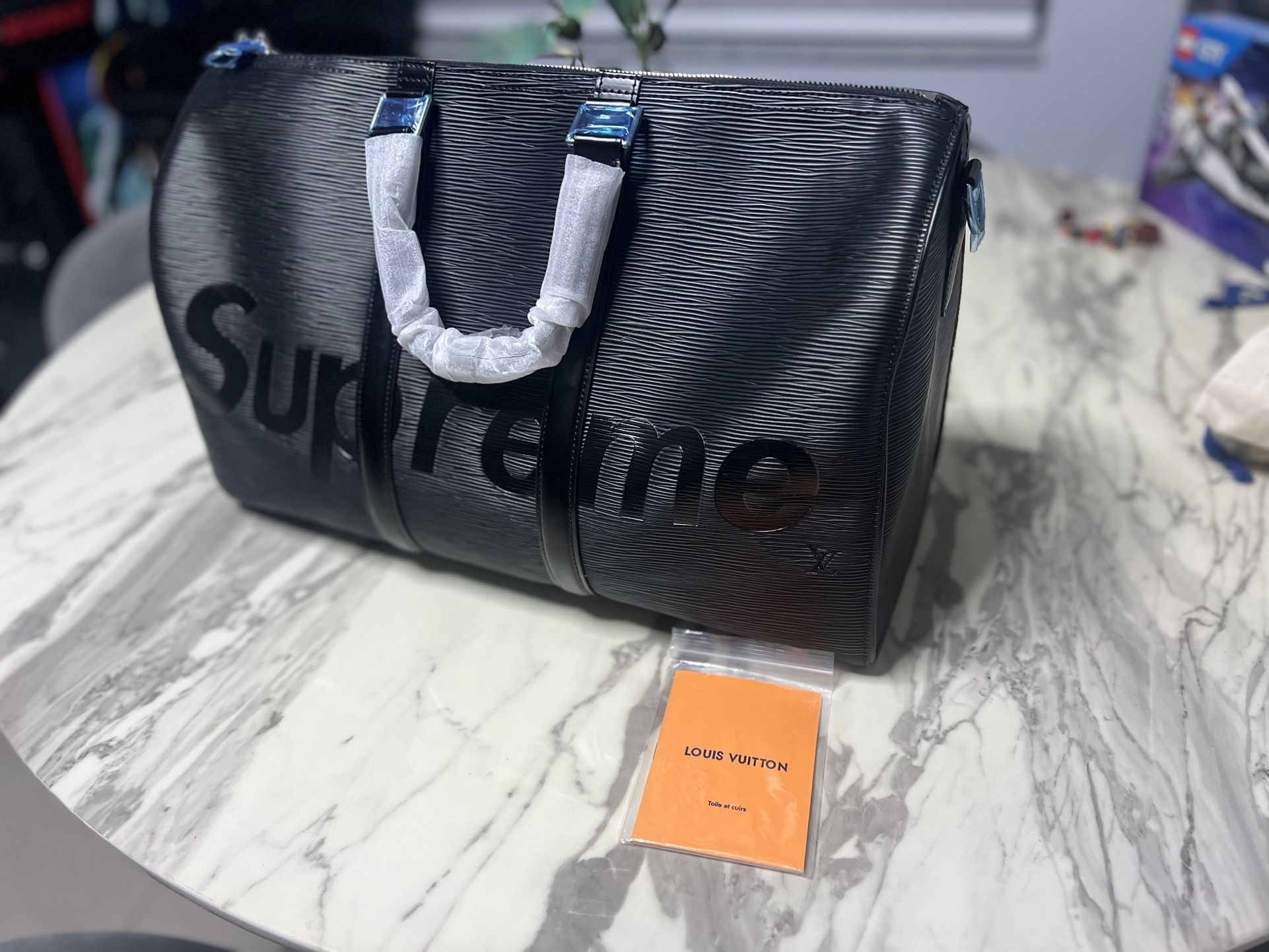 LV Supreme Bandouliere