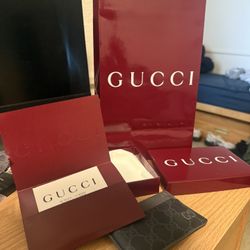 Used But Like New black Gucci Men’s Cardholder 