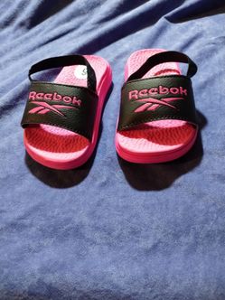 Sandalias color fucsia talla 6 para niñas de 3 años marca Reebok,
