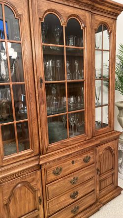 Seven chairs total with two extended leaves. Dining room solid oak . Seven chairs total with two extended leaves.