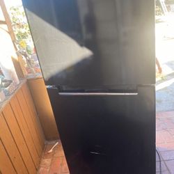 Small fridge / Magic Chef Fridge/ Mini Rerfigerator