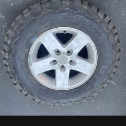 1 - 255/75r17LT Jeep Rim Wheel 5x5 5x127 With Bfgoodrich Mud Terrain 90% Tire Treads. !!