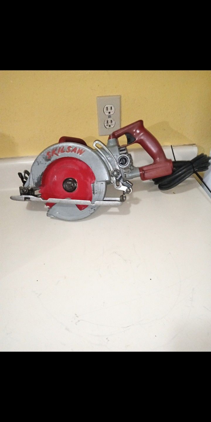 Skilsaw SHD77M 7 1/4 In Magnesium Worm Drive Circular Saw In Good Working Condition