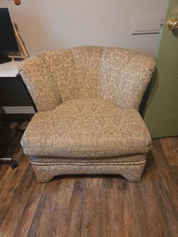 SCALLOPED SINGLE SOFA VINTAGE AESTHETIC