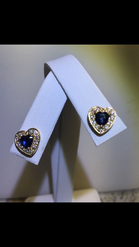 Sapphire and Diamond 14kt gold. Heart shape earrings.