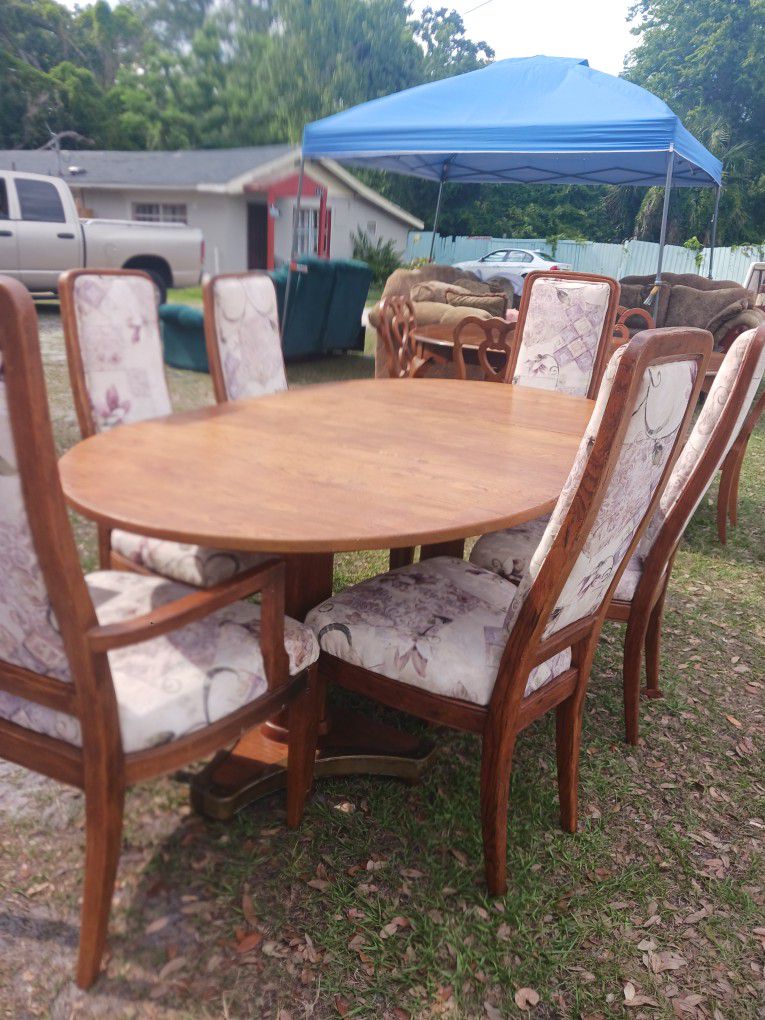 Beautiful Dining Room Set 7pc includes 6 chairs  and Lg  tables.