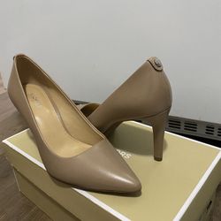 Michael Kors Dorothy Flex Pump Size 6W