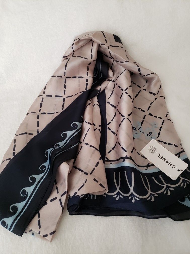 Châle Monogram silk scarf