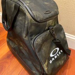 Oakley Men's Snow Boot Bag - Durable and Stylish Geo Camo In New Condition