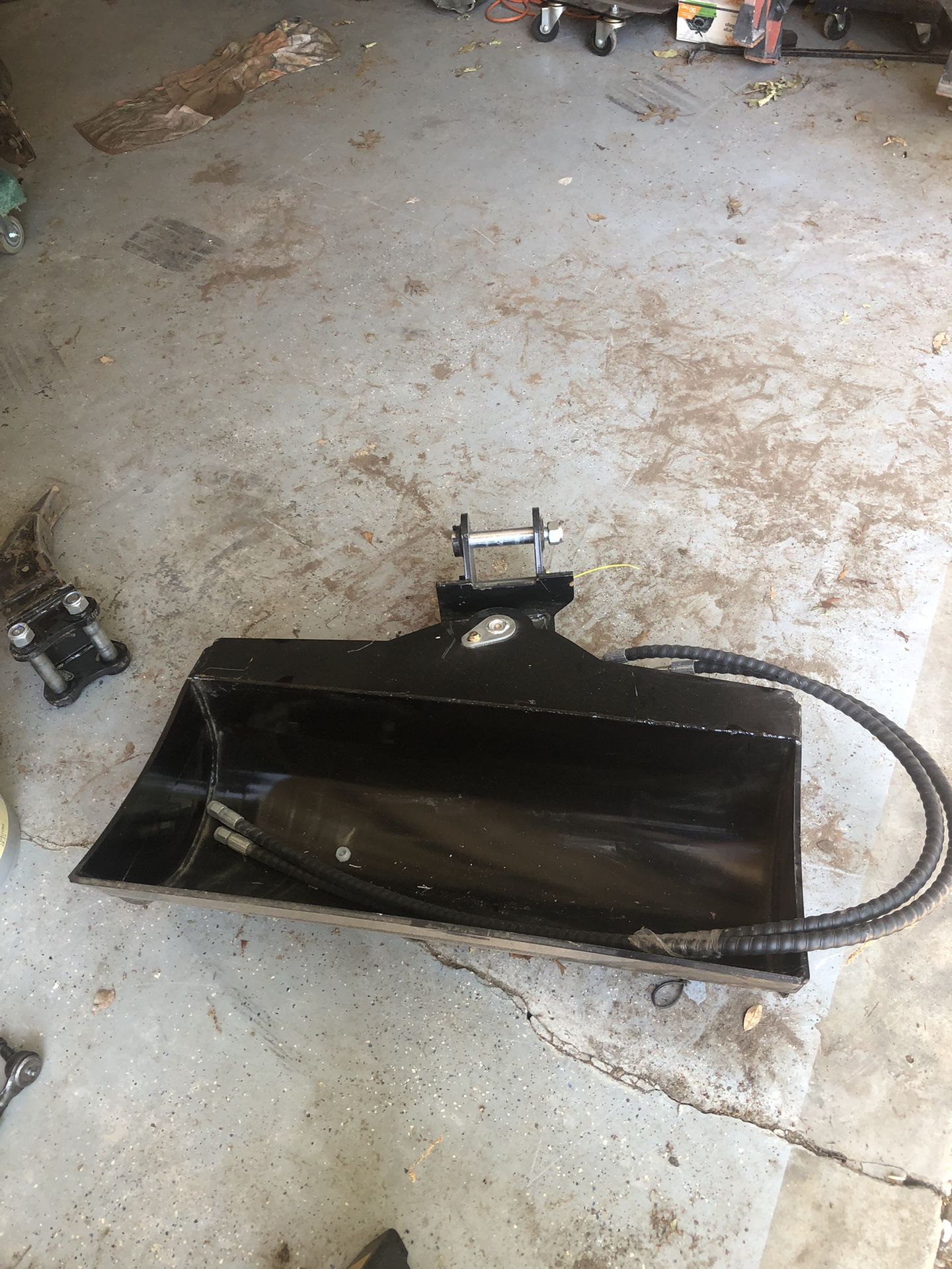 Tilt bucket for mini excavator