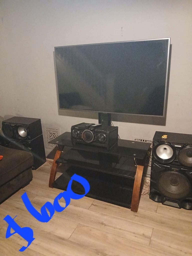 Herramientas Y La Mesa Con El Radio