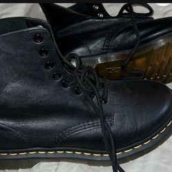  Dr Martins Boot (women's)