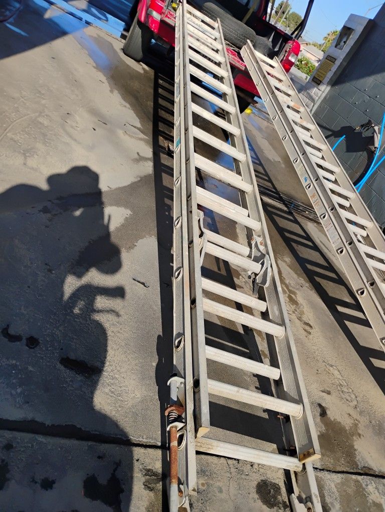 28 Ft Aluminum Extension Ladder With Levelers