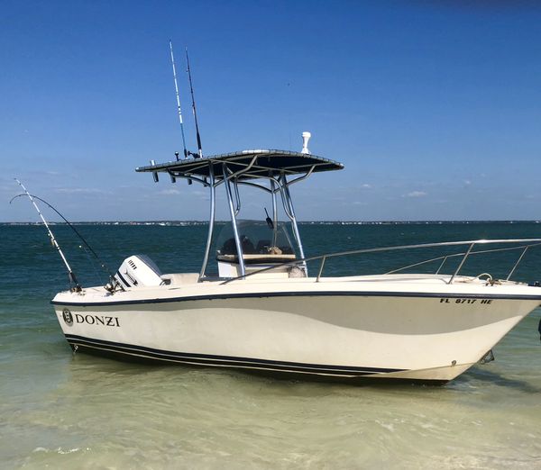 Donzi center console 175 omc stainless steel prop all new hubs on trailer runs great it’s a 1990 / 1