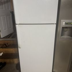 GE Top-Freezer refrigerator 