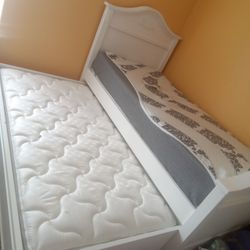 White Solid Wood Slated Trundle Bed Set