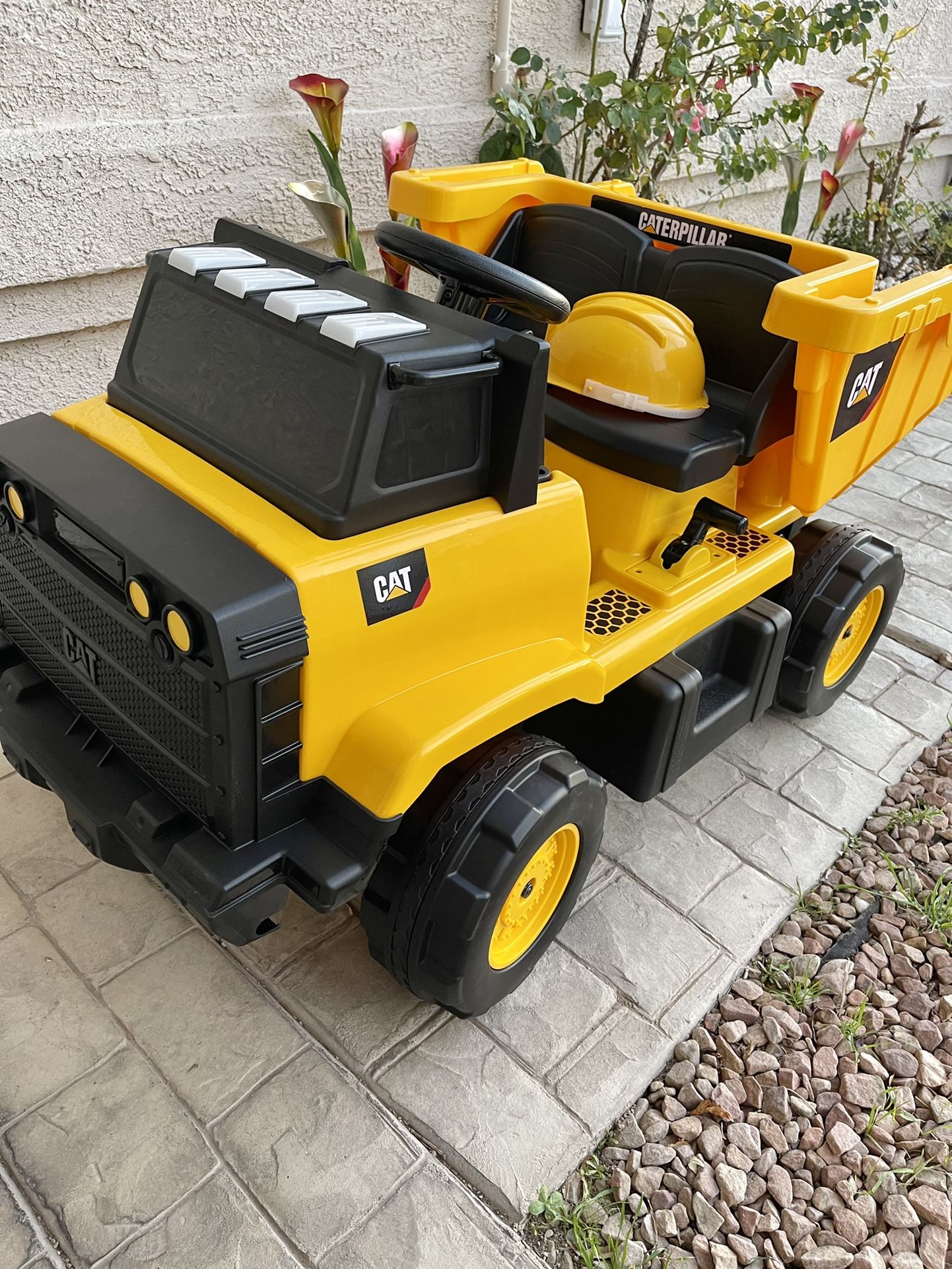 Kid Trax 12V CAT Mining Dumptruck Powered Ride On Yellow Ride ons