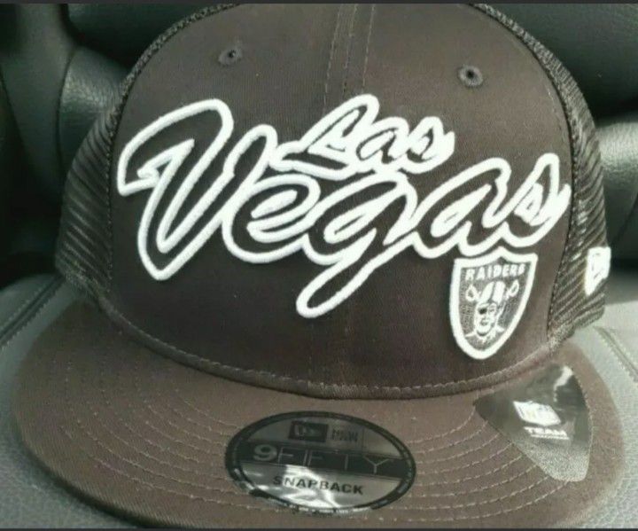 Las Vegas Raiders Men's New Era Trucker Snapback Hat