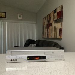 * TOSHIBA * HQ * 4-HEAD HI-FI STEREO VHS VCR AND DVD PLAYER AND CD PLAYER COMBO UNIT . LIKE NEW . EXCELLENT CONDITION . MUST SEE TO APPRECIATE .