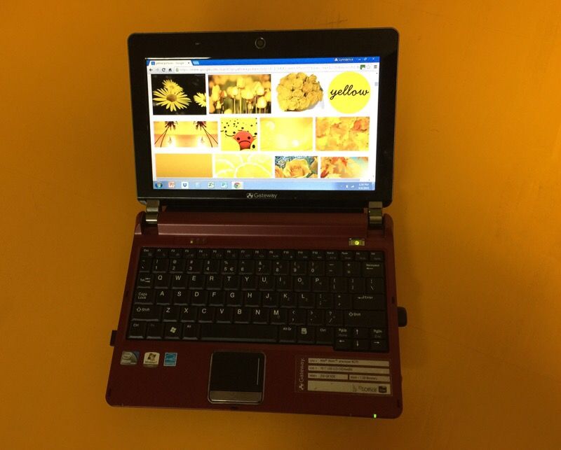 Gateway - KAV60 - LT20 - Netbook (Mini Laptop) - Red - GOOD CONDITION - Works Great