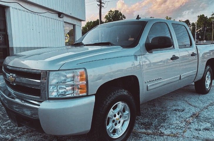 Good tires all Silverado 08 AM/FM radio