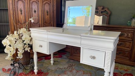 Gorgeous Jessica vanity Desk