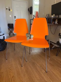 2 Orange dinning chairs (15 each or 25 for both)