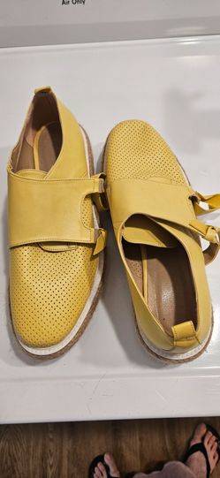 Yellow leather sneaker