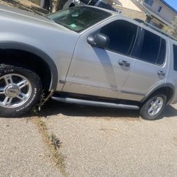 2004 Ford Explorer