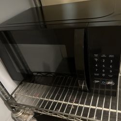 Medium Size Microwave Wave Like New Asking $65. Obo 