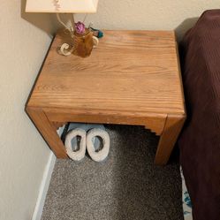 Oak end table ( 1 only )