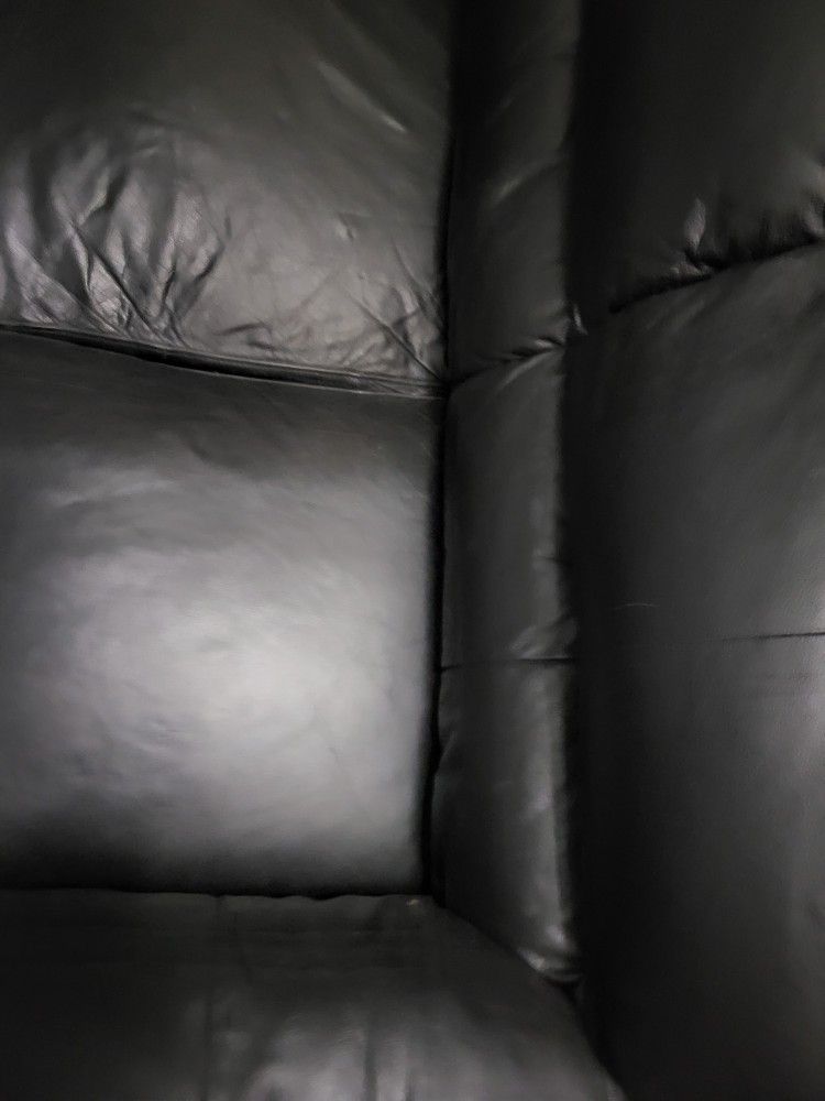 Leather Love Seat Minor Wear And Tear