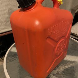 VTG SCEPTER GASOLINE ⛽️ 2.5 GALLON  HEAVY DUTY PLASTIC  GAS CAN ::JERRY CAN STYLE 