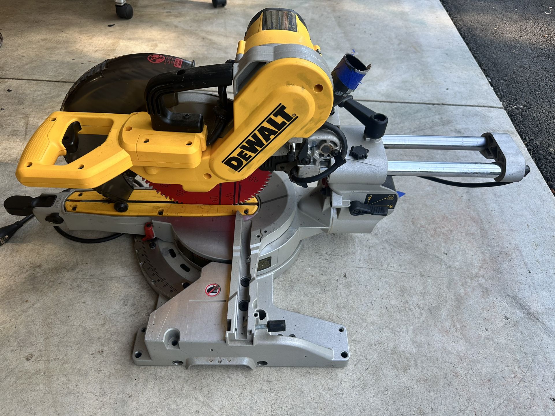 Dewalt 10” Double Bevel Sliding Compund Miter Saw